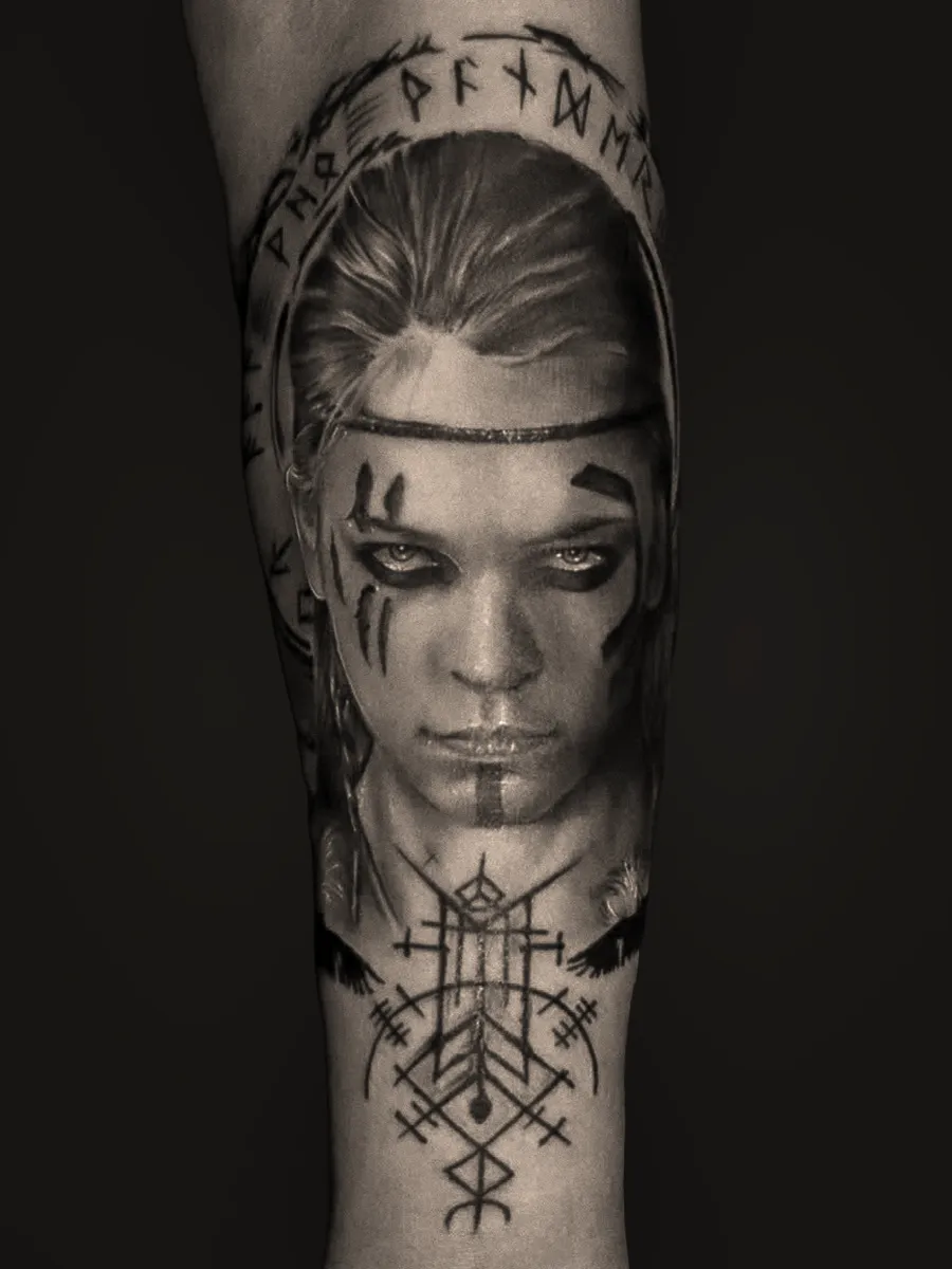 Detalhe de tatuagem realista em preto e cinza