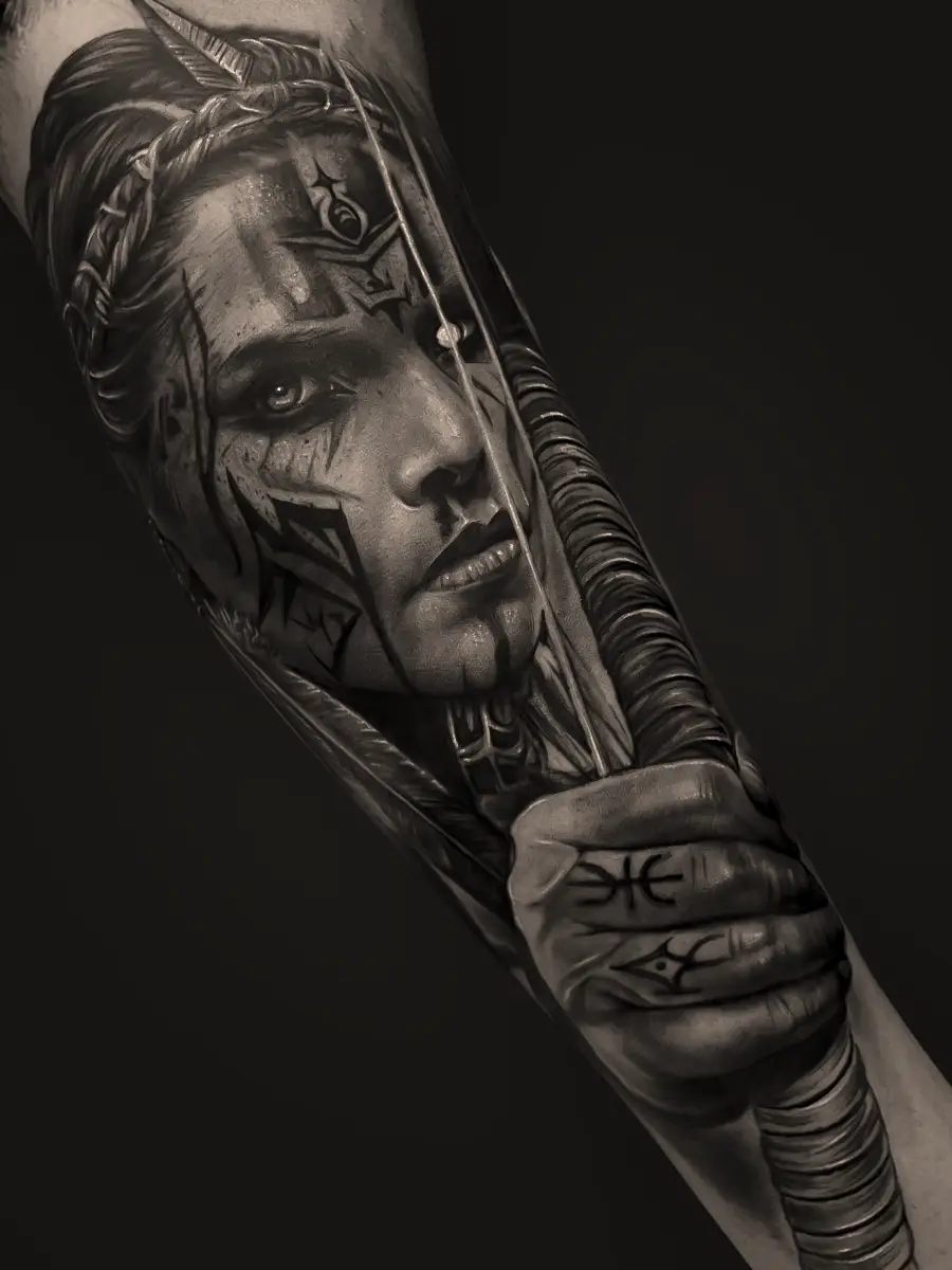 Processo de tatuagem autoral em preto e cinza