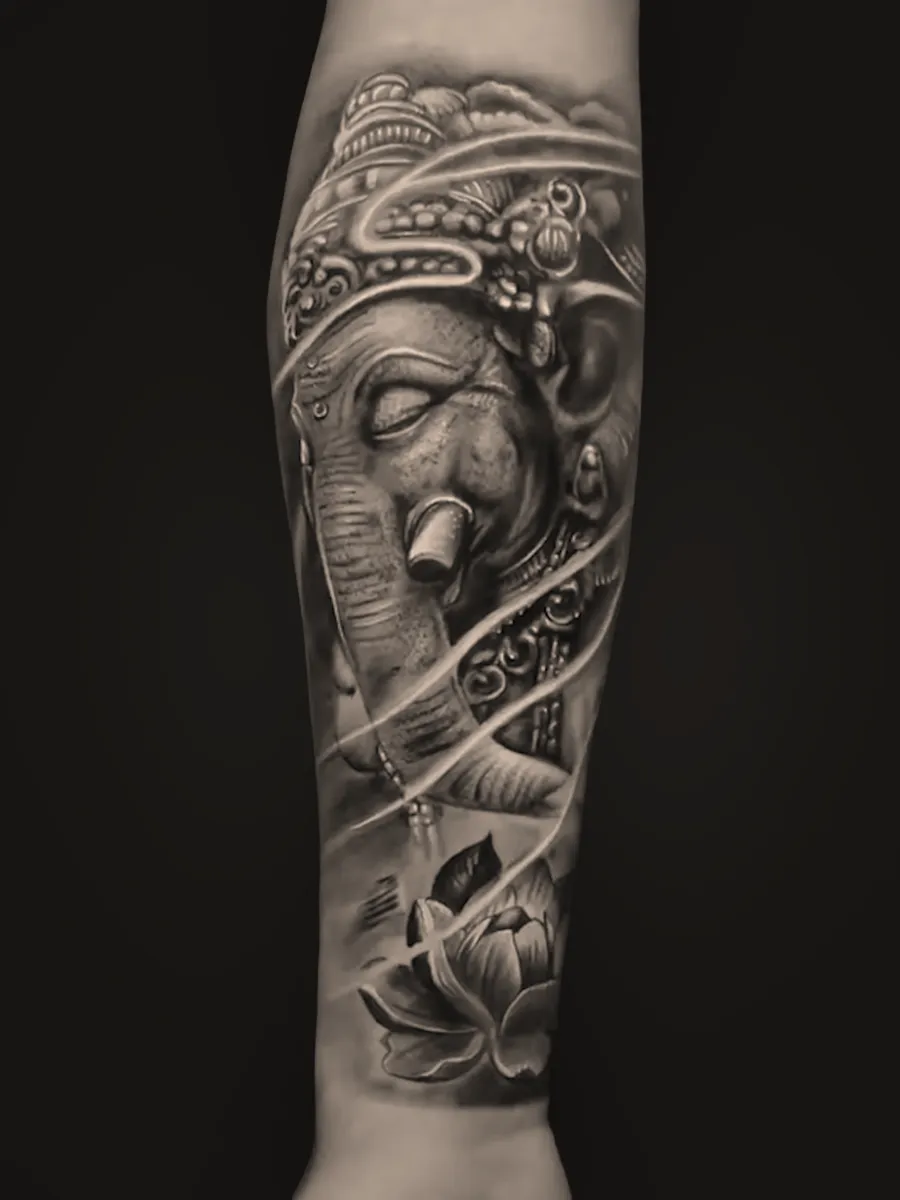 Trabalho em tatuagem preto e cinza de Carlos Marquez